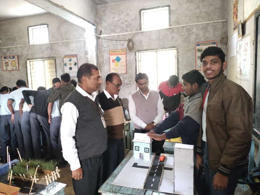 सावित्रीबाई फुले विद्यालयात शाळास्तरीय विज्ञान प्रदर्शनीचे थाटात उद्घाटन