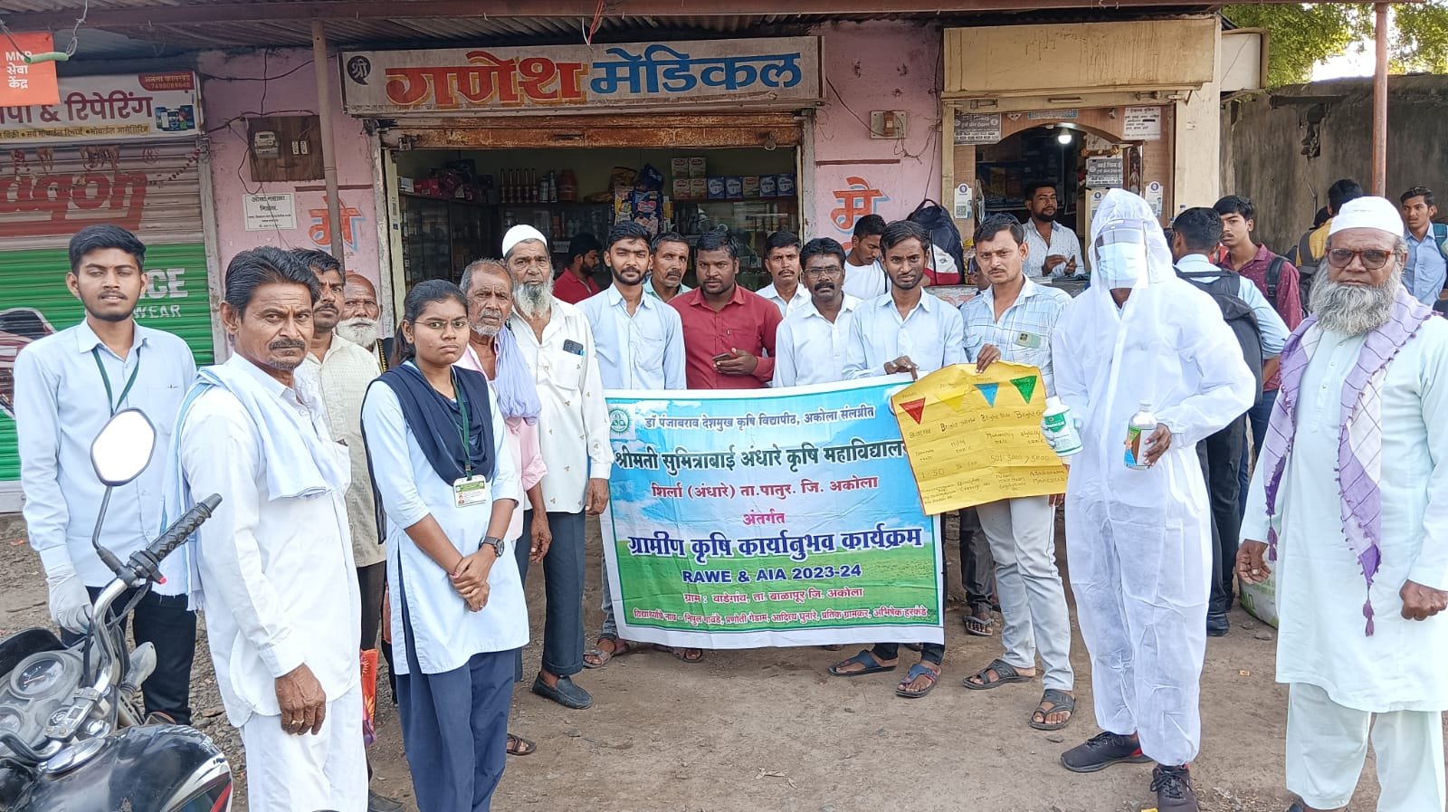 ऍग्रोकेमीकलची हताळणी आणि साठवण याबत कृषिदूंतानी शेतकऱ्यास केले मार्गदर्शन
