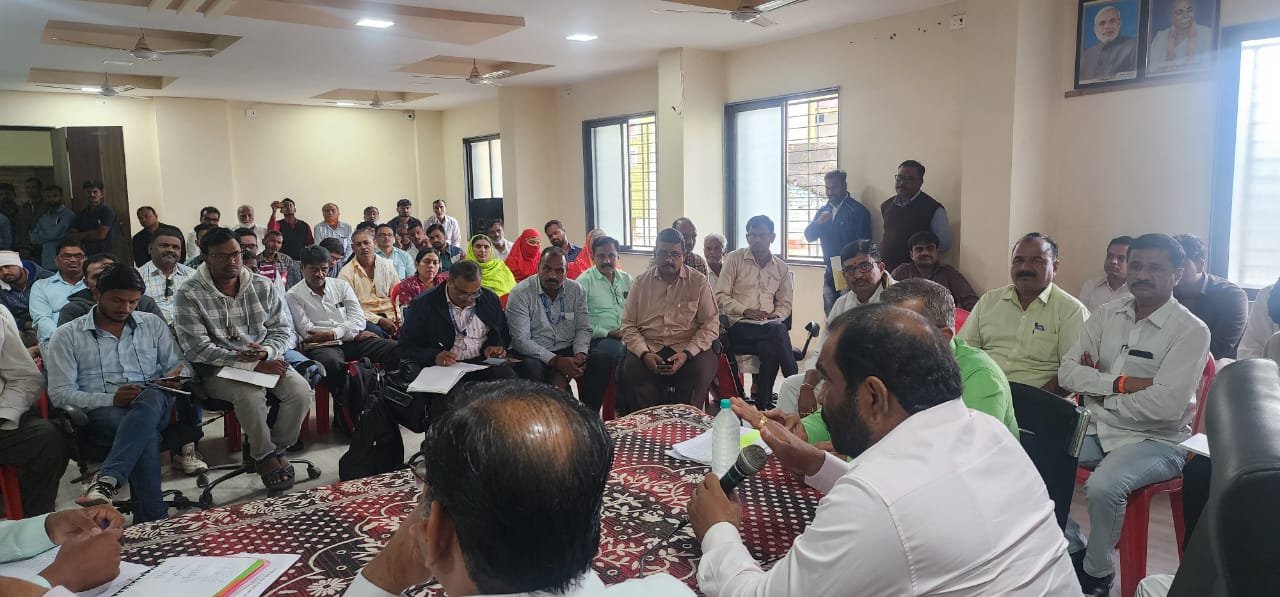 शेतकऱ्यांच्या बांधावर जाऊन त्यांच्या समक्ष सर्वे करून 5 दिवसात पंचनामे अहवाल करण्याचे आमदार नितीन देशमुख यांनी दिले निर्देश