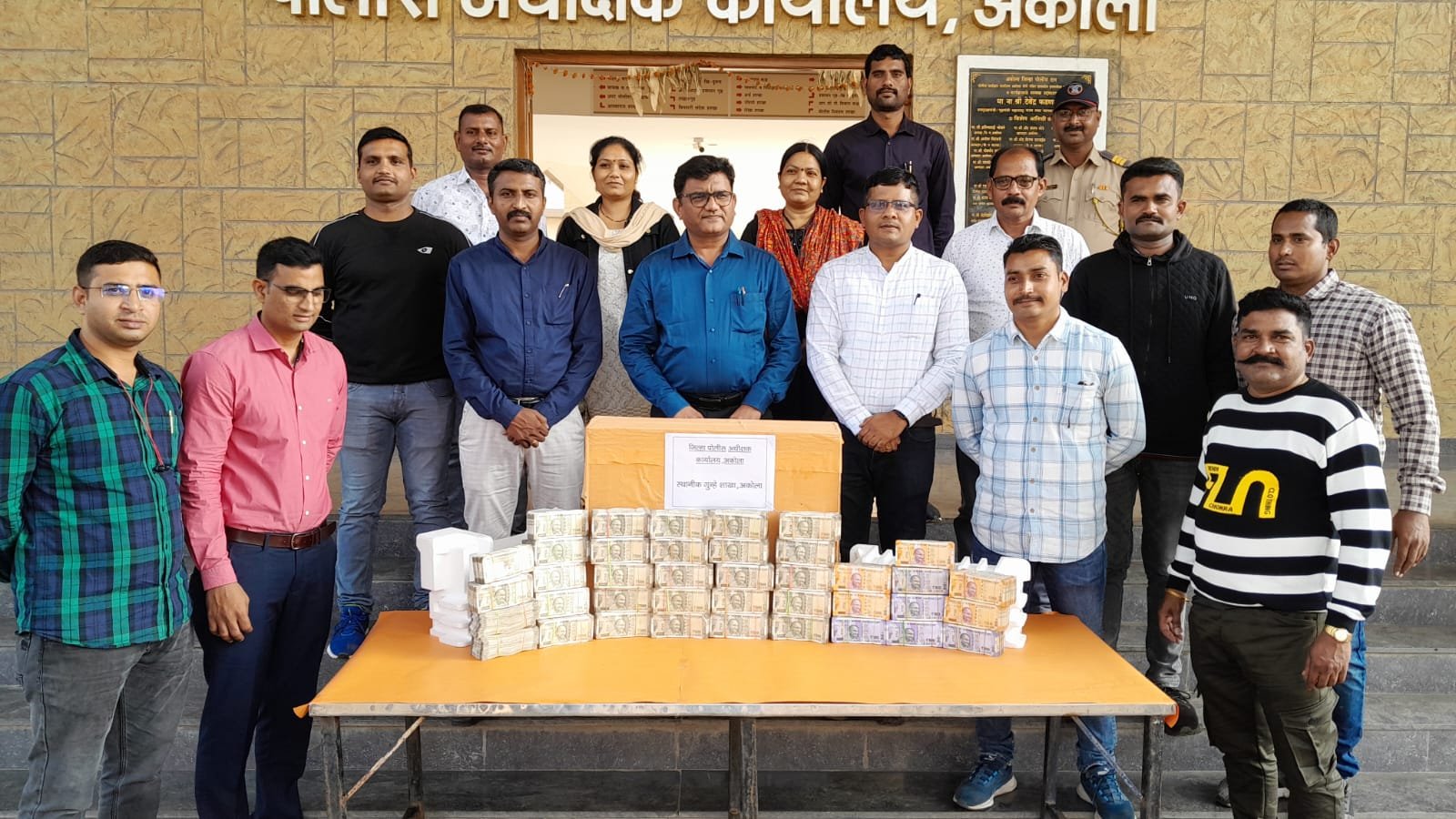 पातूर येथील बॅग लिफ्टींग गुन्हे करणाऱ्या आंतरराज्यीय टोळीतील एक आरोपी स्थानीक गुन्हे शाखा, अकोला चे जाळ्यात ! आरोपी जवळून ७९,००,०००/-रु हस्तगत