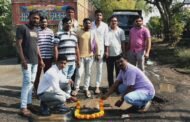 पातूर बाळापूर रोड वरील जीवघेणे खड्डे बुजवीण्या करिता वंचित स्टाईल आंदोलन..विविध ठिकाणी हार घालून श्रद्धांजली…