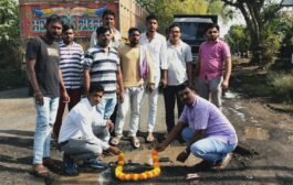 पातूर बाळापूर रोड वरील जीवघेणे खड्डे बुजवीण्या करिता वंचित स्टाईल आंदोलन..विविध ठिकाणी हार घालून श्रद्धांजली…