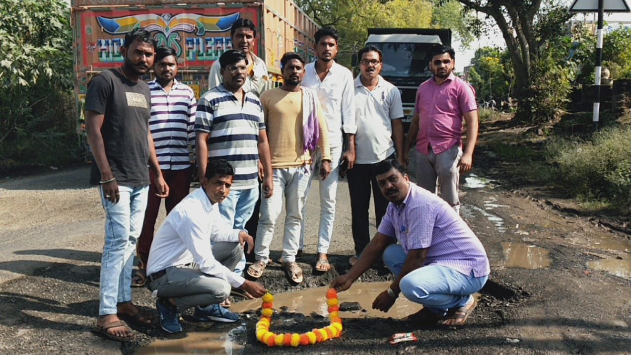 पातूर बाळापूर रोड वरील जीवघेणे खड्डे बुजवीण्या करिता वंचित स्टाईल आंदोलन..विविध ठिकाणी हार घालून श्रद्धांजली…