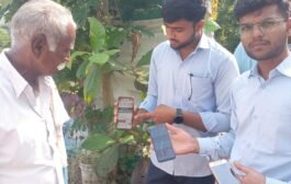 विविध योजना व कृषी ॲप बद्दल कृषीदुतांनी शेतकर्‍यास केले मागदर्शन.