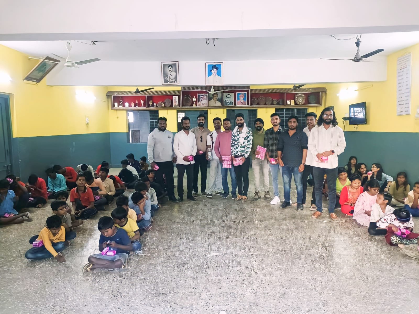केंद्रीय मंत्री रामदासजी आठवले यांच्या वाढदिवसानिमित्त बिस्कीट व फळ वाटप करून वाढदिवस साजरा