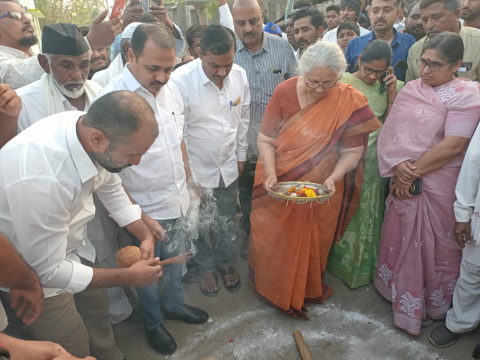 आलेगाव येथिल प्रा अंजली ताई अंबेडकर यांच्या हस्ते विविध कामाचे भूमिपूजन