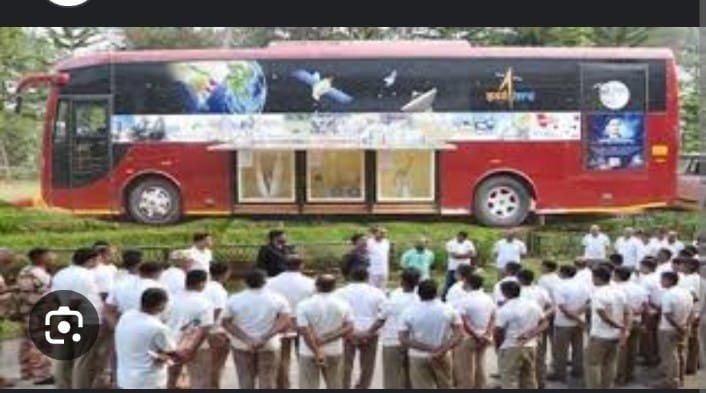सावित्रीबाई फुले विद्यालय पातुर येथे ISRO-SPACE ON WHEEL