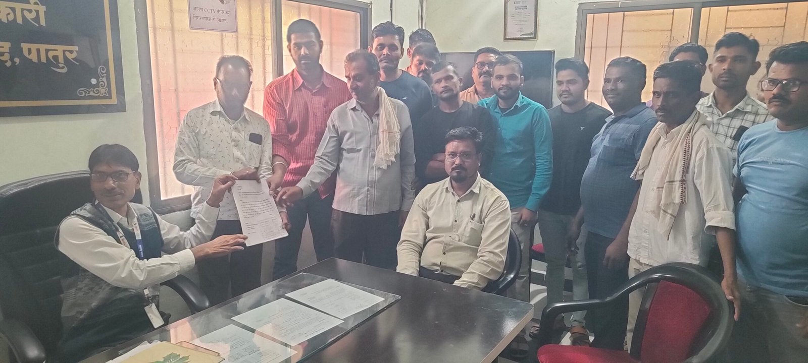 टी के व्ही चौकातील नळ योजनेचे लिकेज ताबडतोब बंद करावे व्यापाऱ्यांची मागणी