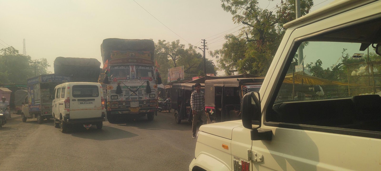 पातुर बाळापुर महामार्गावर प्रचंड प्रमाणात ट्राफिक जाम! लक्ष्मीपुत्र ठाणेदार लक्ष देतील काय?