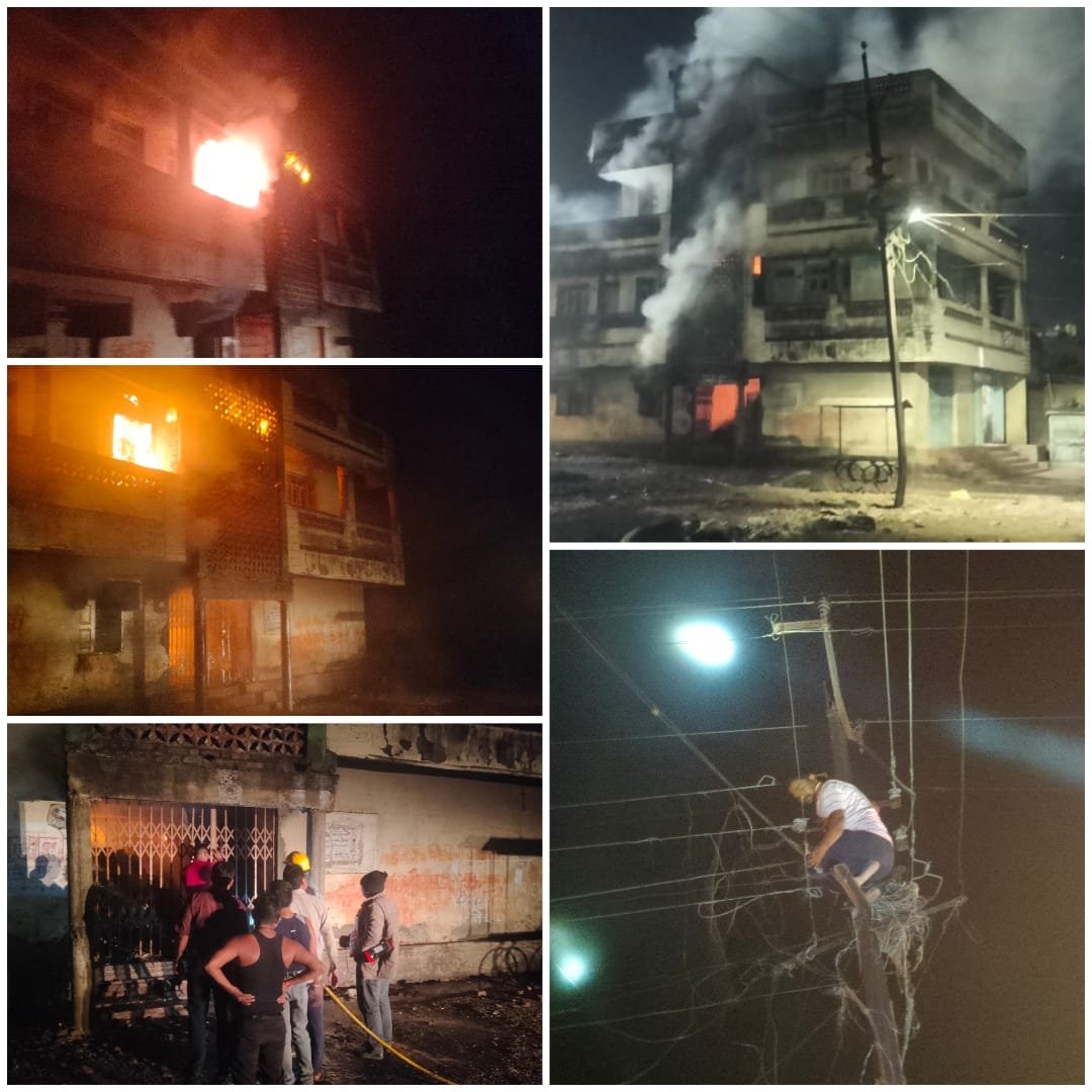 पातुर येथील आठवडी बाजारातील कालेखा इमारतीला लागली आग