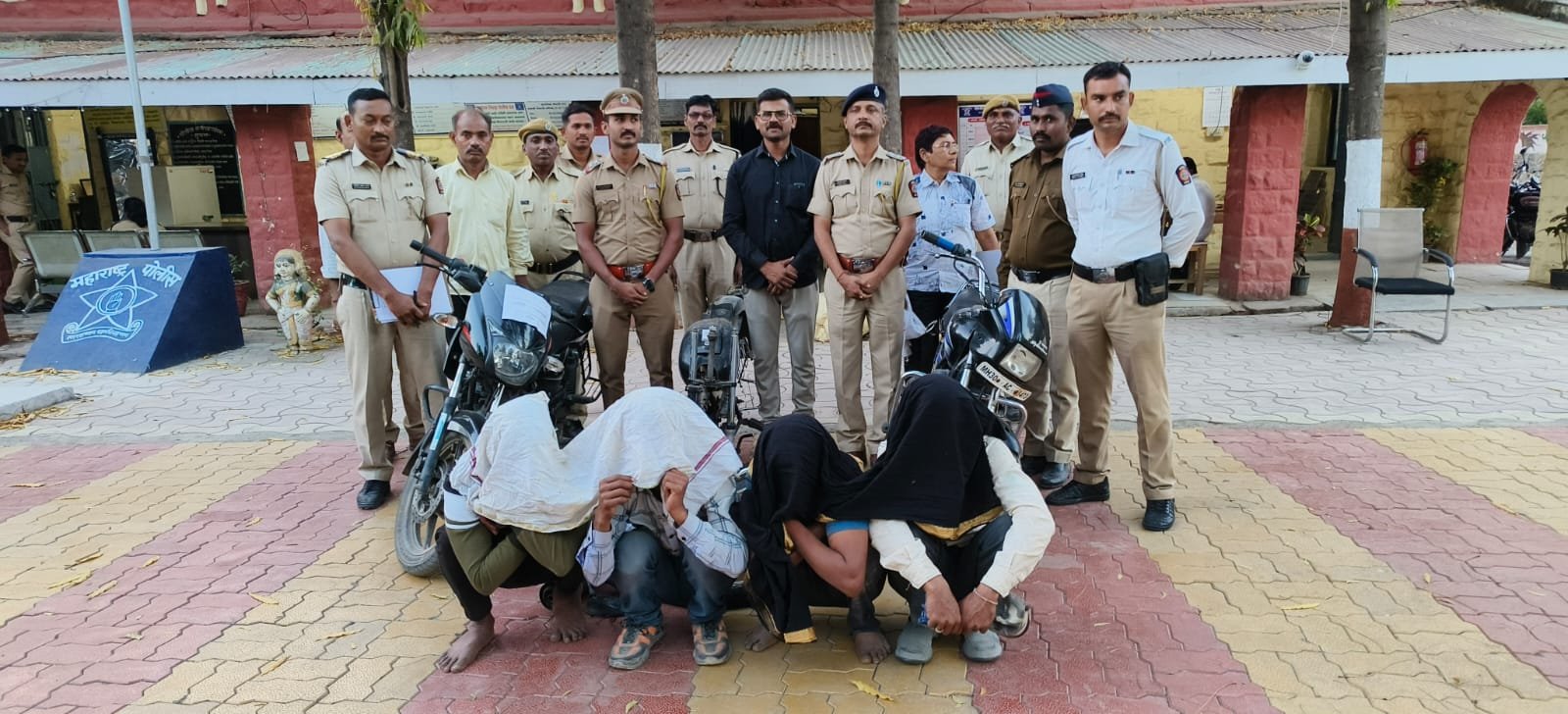 फरार तोतया पोलीस चोरट्यांना पातुर पोलिसांनी केली अटक…