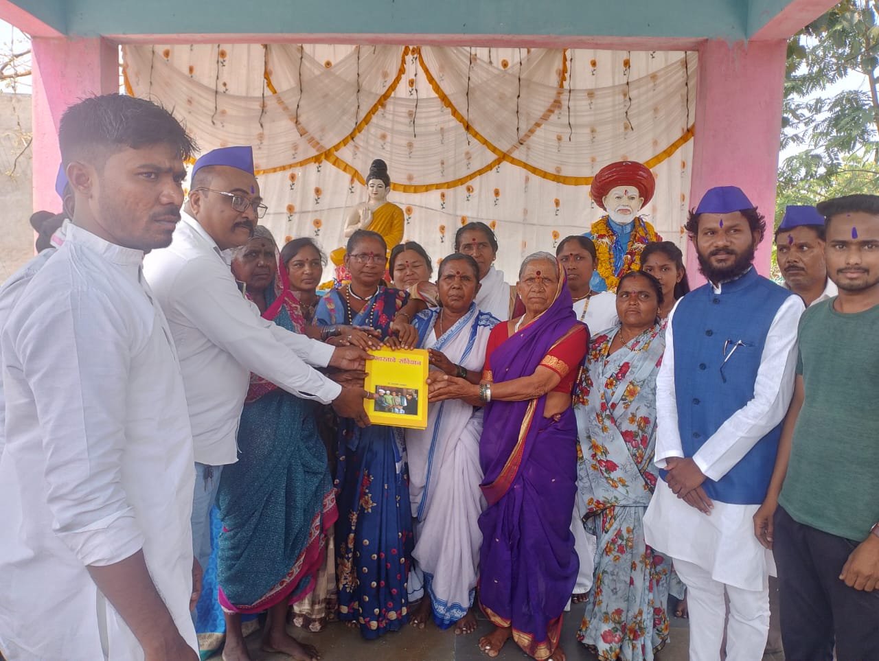 बौद्ध विहार तिथे भारतीय संविधान देऊन भिम जयंती साजरी