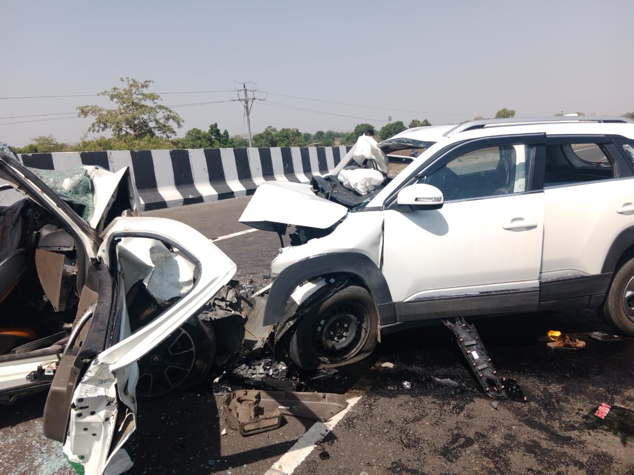अकोला जिल्ह्यातील पातुर नजीक हायवे वर दोन वाहनांचा भीषण अपघात सहा जण ठार ! आमदार किरण सरनाईक यांच्या नातेवाईकांचा समावेश