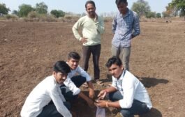 शेतकऱ्यांना कृषीदुतांकडून मार्गदर्शन