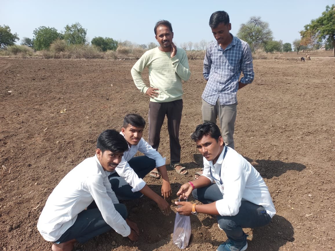 शेतकऱ्यांना कृषीदुतांकडून मार्गदर्शन