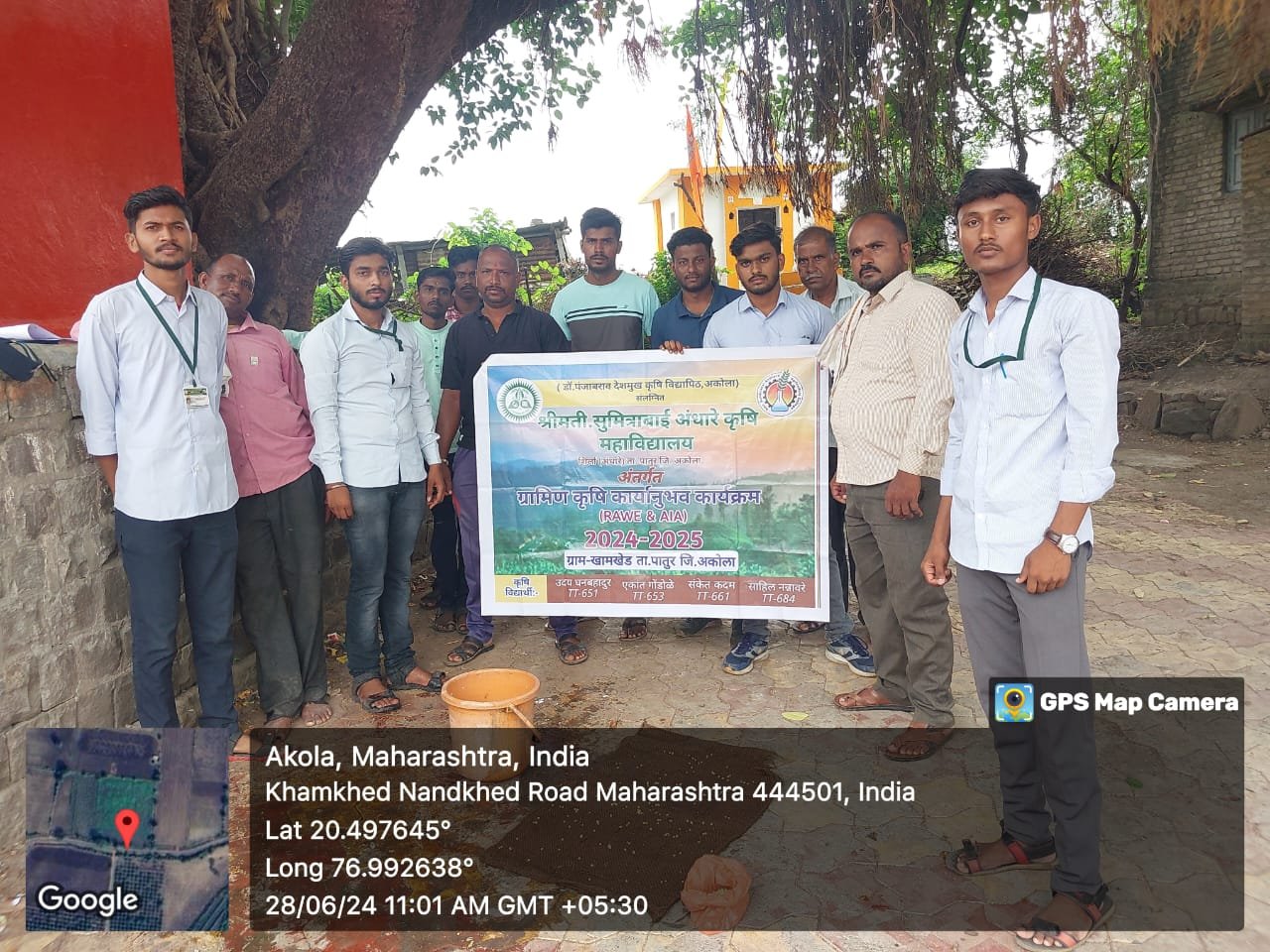 कृषी विद्यार्थ्यांनी केले शेतकऱ्यांना बियाणे उगवन क्षमतेबद्दल मार्गदर्शन
