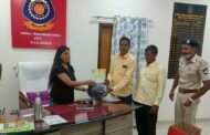 रस्ता अपघातात मदत करणाऱ्या गुड्स समरीटनचा अकोला आरटीओ कार्यालय हेल्मेट देऊन गौरव करण्यात आला