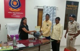 रस्ता अपघातात मदत करणाऱ्या गुड्स समरीटनचा अकोला आरटीओ कार्यालय हेल्मेट देऊन गौरव करण्यात आला