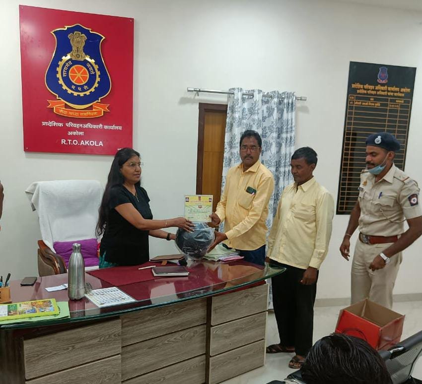 रस्ता अपघातात मदत करणाऱ्या गुड्स समरीटनचा अकोला आरटीओ कार्यालय हेल्मेट देऊन गौरव करण्यात आला
