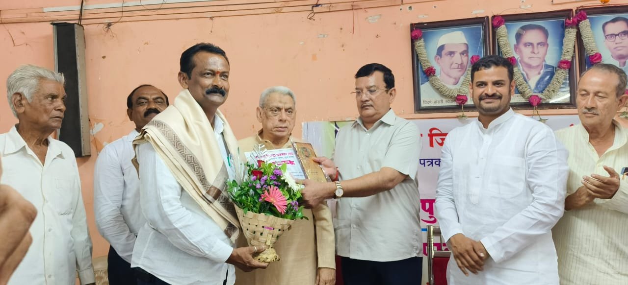 पातूर येथील ज्येष्ठ पत्रकार मोहन जोशी सामाजिक एकता पुरस्कराने सन्मानित