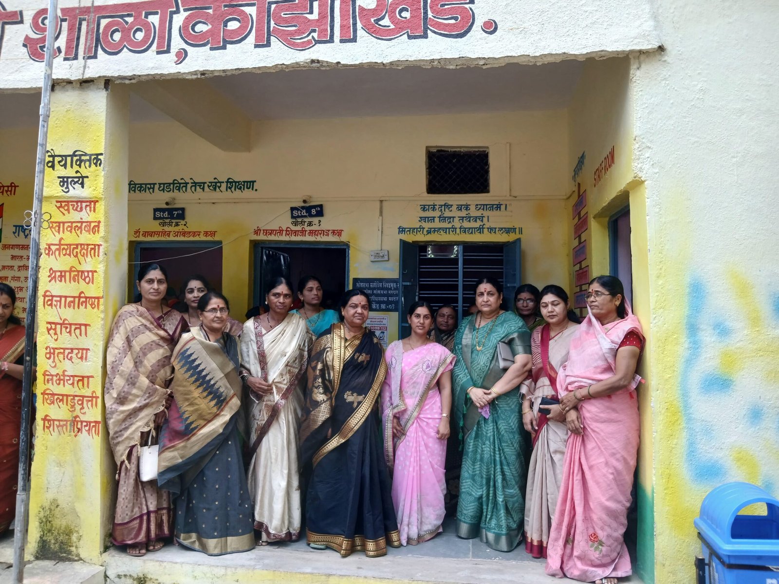 शाळेत विद्यार्थिनी सोबत अश्लील चाळे करणाऱ्या शिक्षकांविरुद्ध कठोर कार्यवाही करा.