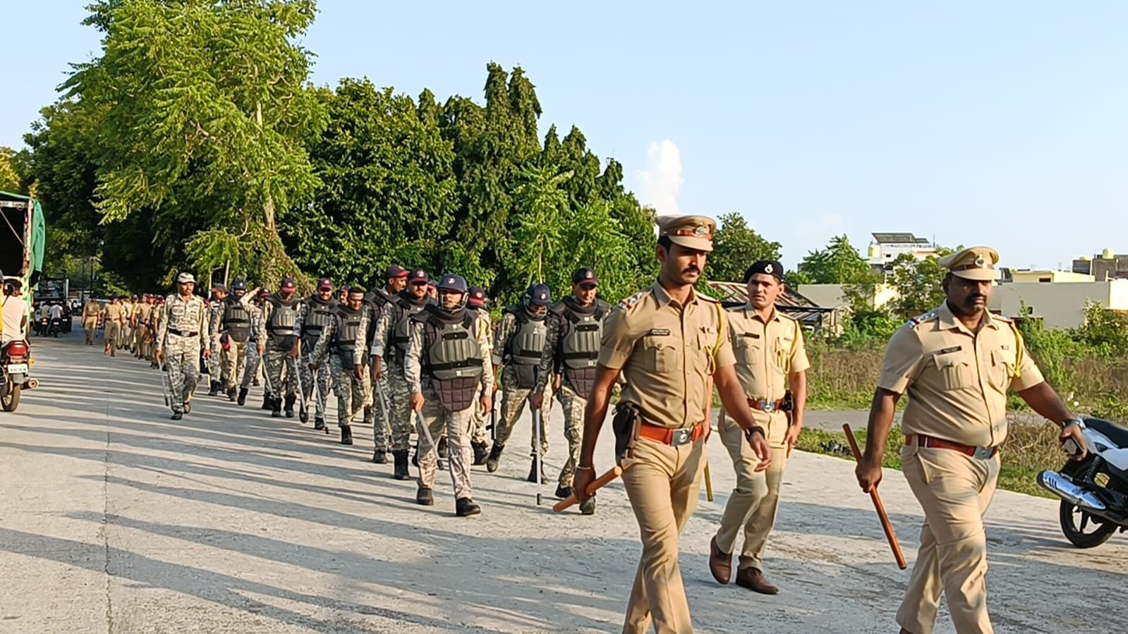 पातुर शहरात मुख्य मार्गाने पोलिसांचे पतसंचलन