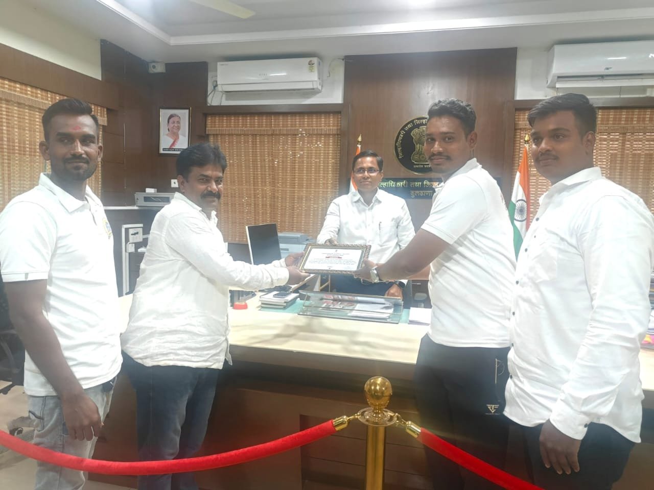 बुलढाणा जिल्हाधिकारी कीरण पाटील सर यांचे हस्ते जिवनरक्षक दिपक सदाफळे उत्कृष्ट आपत्ती व्यवस्थापनाने सन्मानित