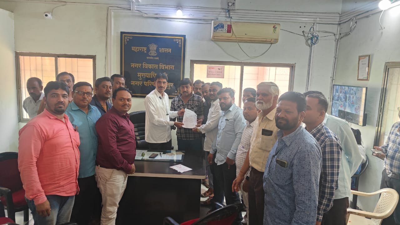शिवसेनेच्या वतीने स्वच्छतेबाबत मुख्य अधिकारी यांना निवेदन