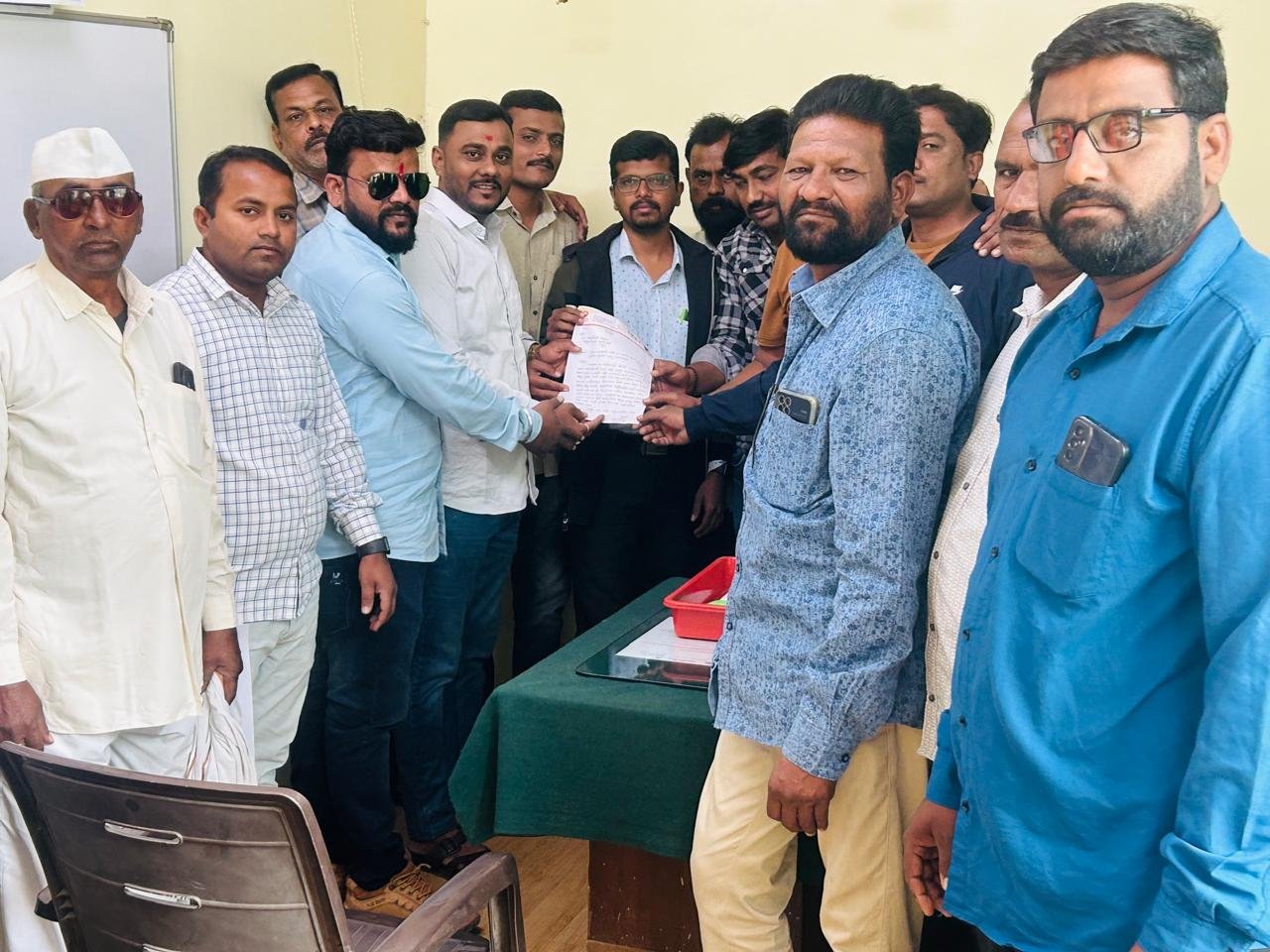 शिवसेना पातुर च्या वतीने शेतकऱ्यांना दिवसा विद्युत पुरवठा द्यावा याकरिता निवेदन