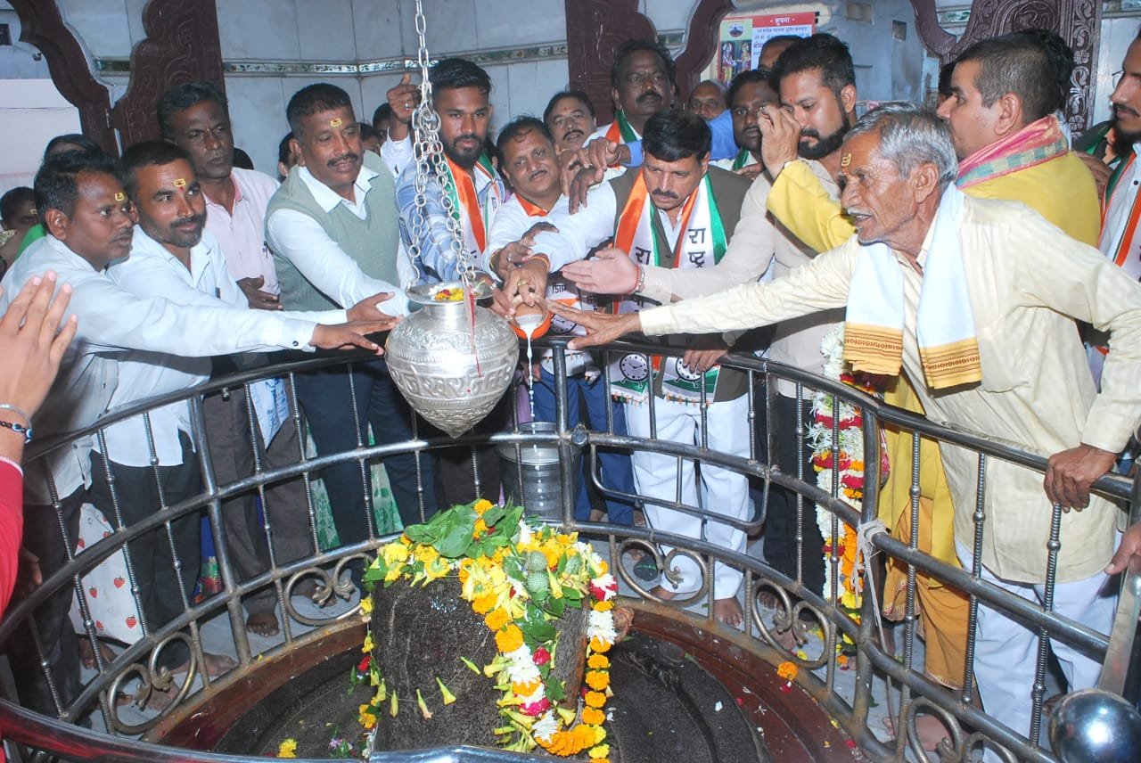 जनतेच्या मनातील मुख्यमंत्री ना.श्री.अजित पवार हेच व्हावेत यासाठी अकोल्याचे आराध्य दैवत राजराजेश्वर दुग्धाभिषेक व पूजा हवन संपन्न…..