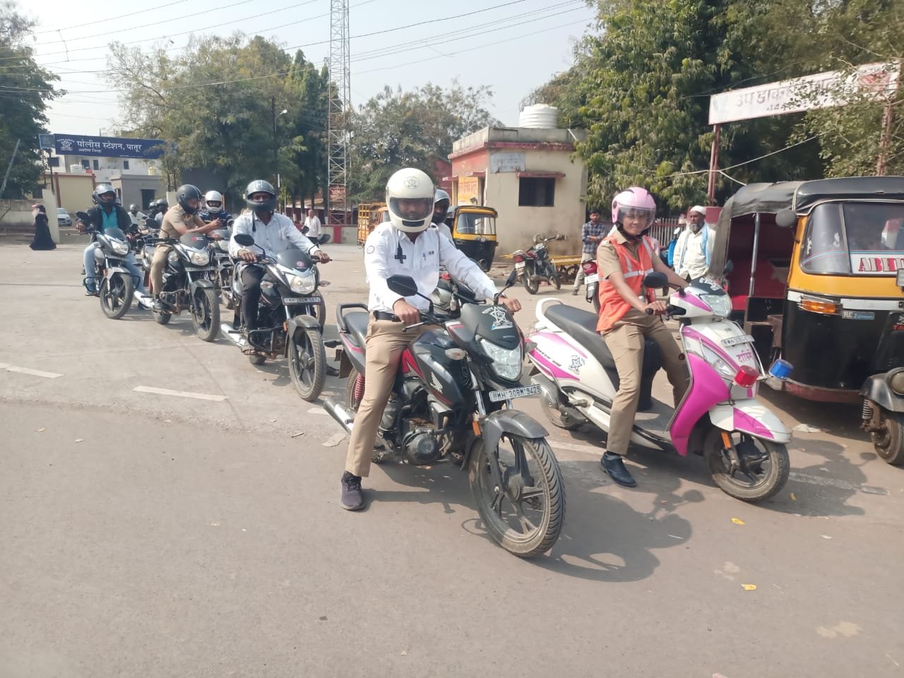 पातुर पोलिसांचे शहरात मुख्य मार्गाने हेल्मेट सह मोटार सायकल रॅलीचे पतसंचलन