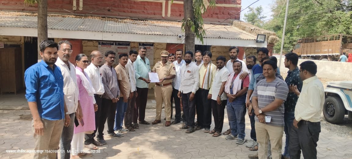 अकोला येथील पत्रकार विठ्ठलराव महल्ले यांच्यावर भ्याड हल्ला, पातुरमध्ये निषेध….