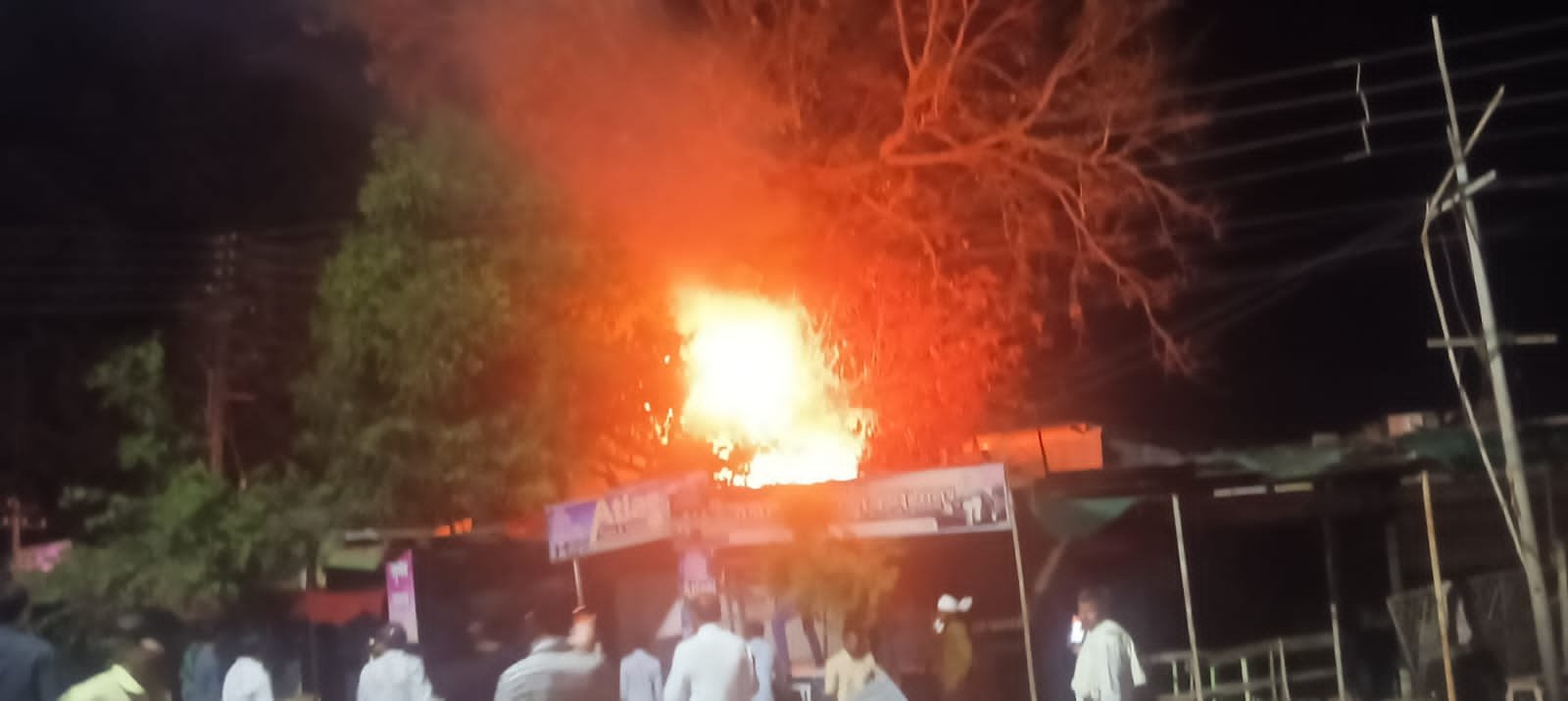 पातूर येथे जुने बस स्थानकावर लागली आग