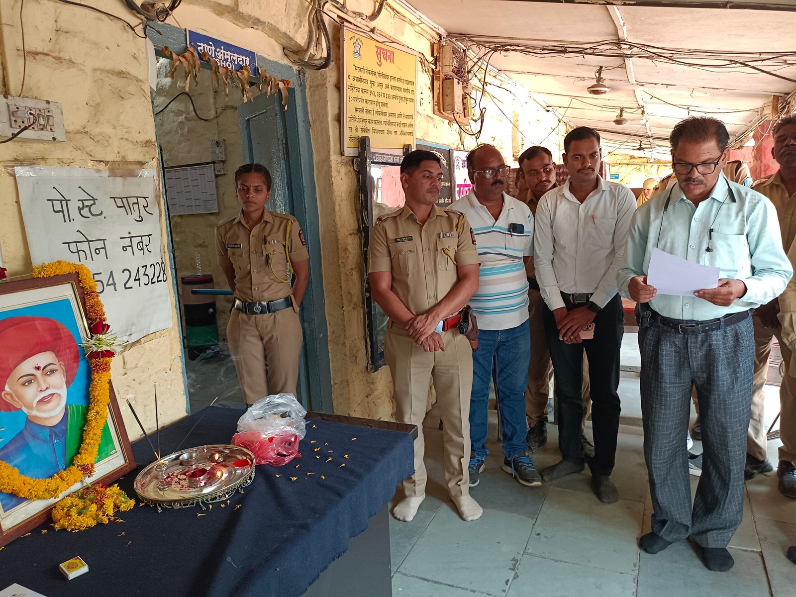 पातुर पोलीस स्टेशन येथे क्रांतीज्योती महात्मा ज्योतिराव फुले यांची जयंती साजरी करण्यात आली.