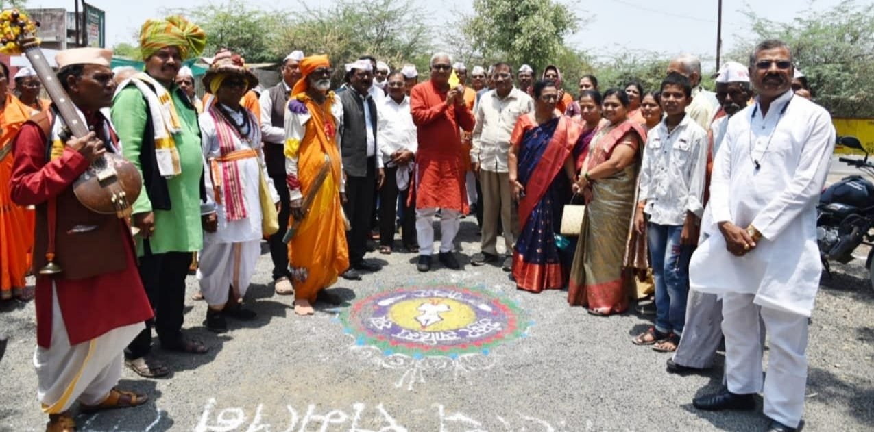 पातूर येथे ६२ वे अंकुर मराठी साहित्य संमेलनांतर्गत ग्रंथ दिंडीतुन जनजागृती