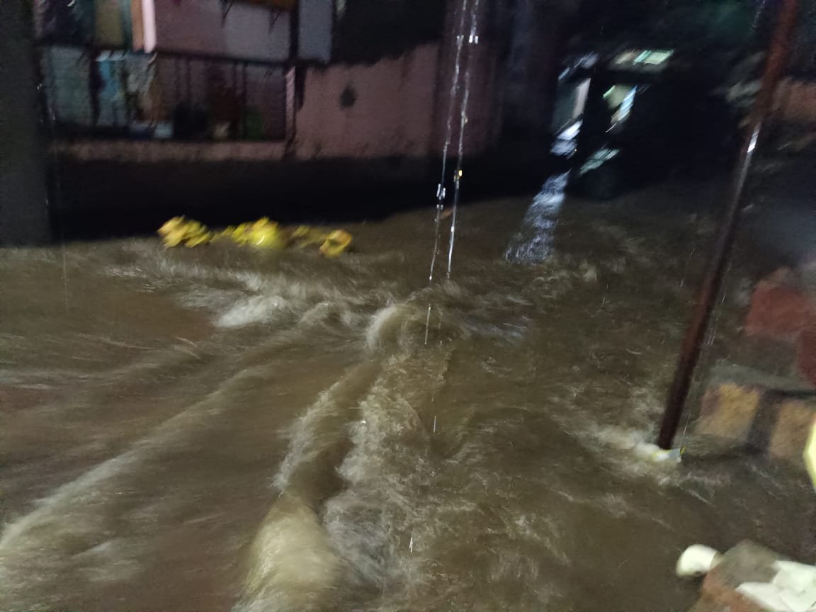 पातुर परिसरात पावसाची धुवाधार हजेरी! सर्वत्र पाणी साचून घाणच घाण