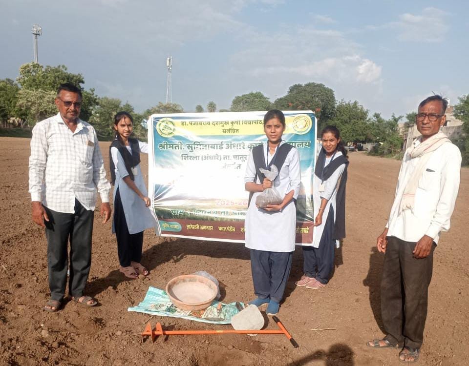 ग्रामिण कृषिकार्यानुभव विदयार्थिनीनी केले माती परीक्षणाबाबत शेतकर्यांना मार्गदर्शन